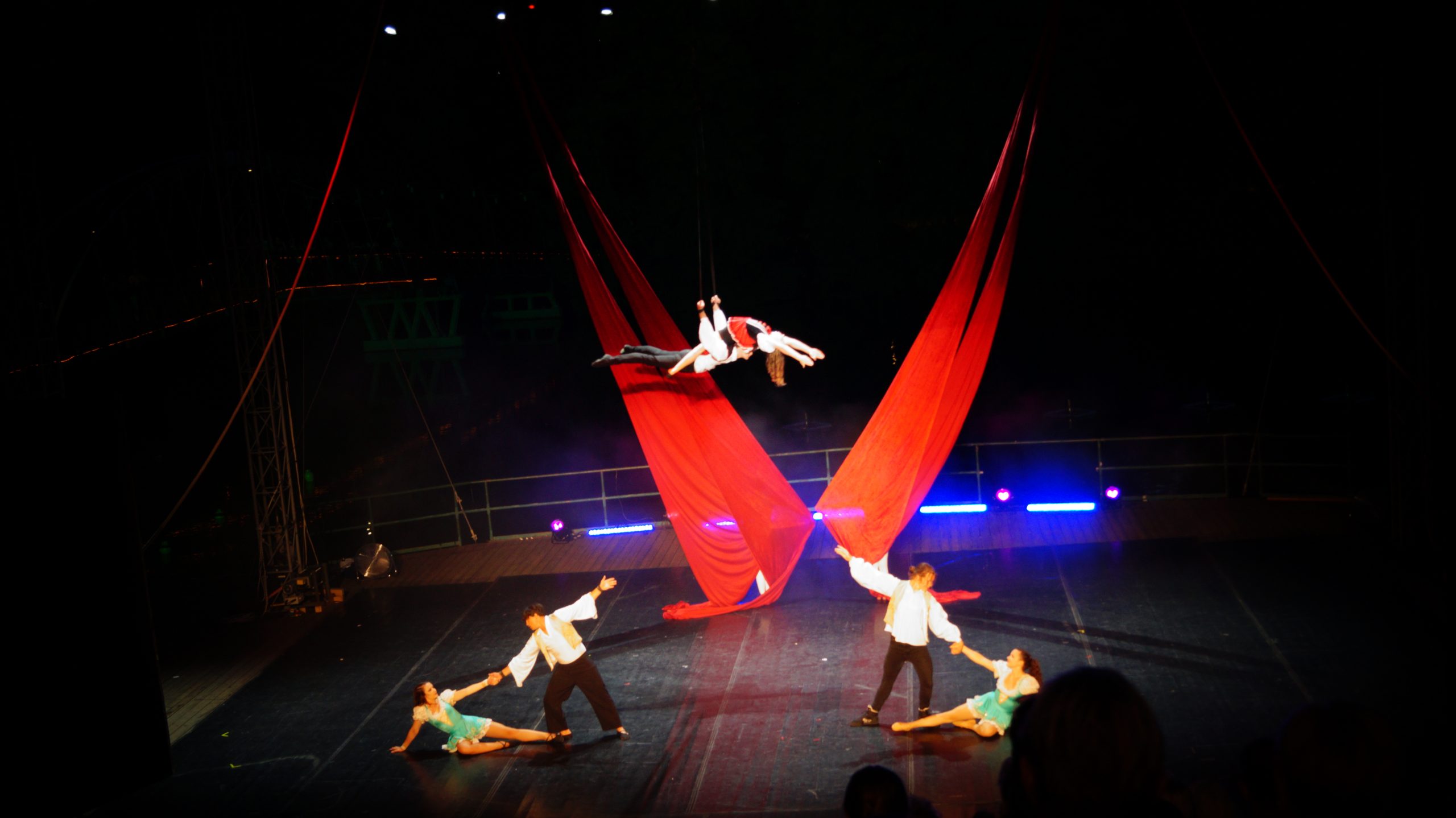 Különös fúzió: cirkusz-musical-kalandjáték kápráztatta el a nézőket