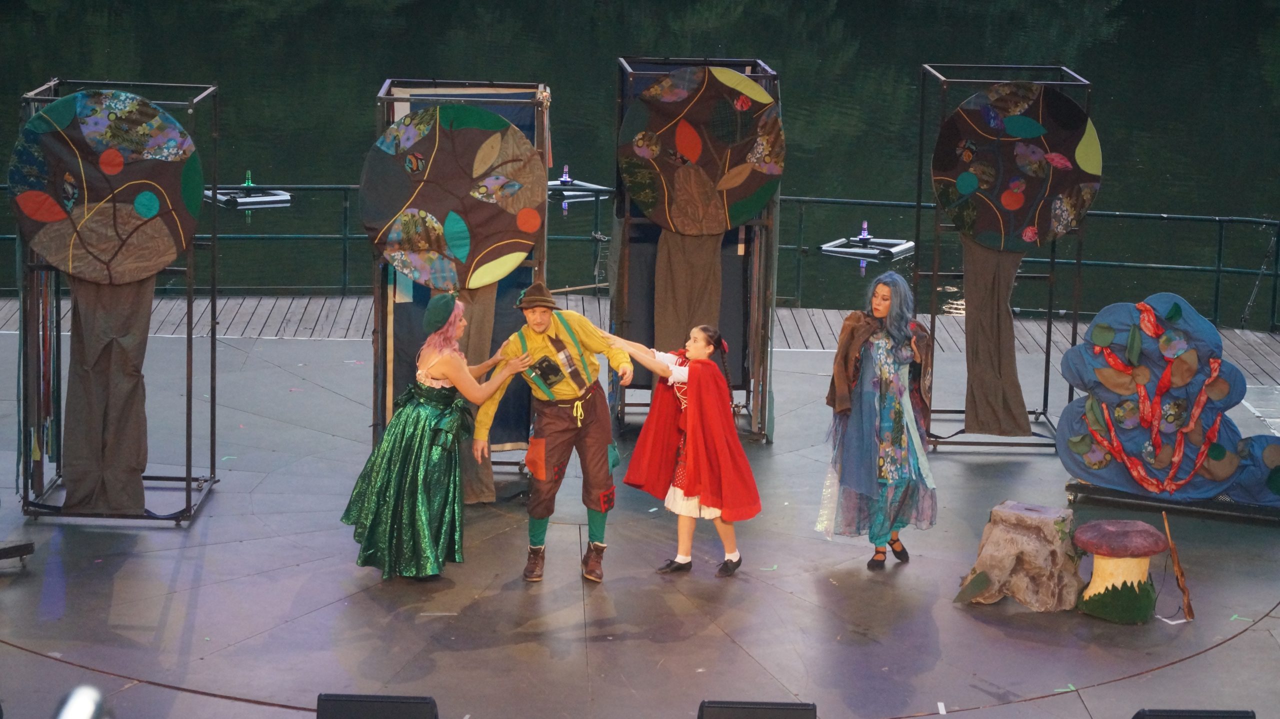 Piroska és a Farkas Kerekerdőben